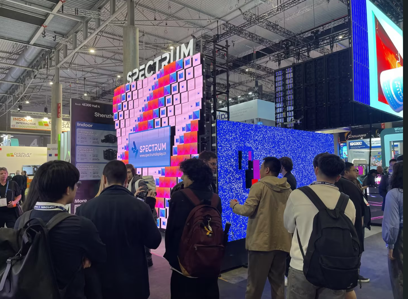 从看广告到“玩”广告：伸缩式机械屏，如何成为展会现场的流量磁铁？