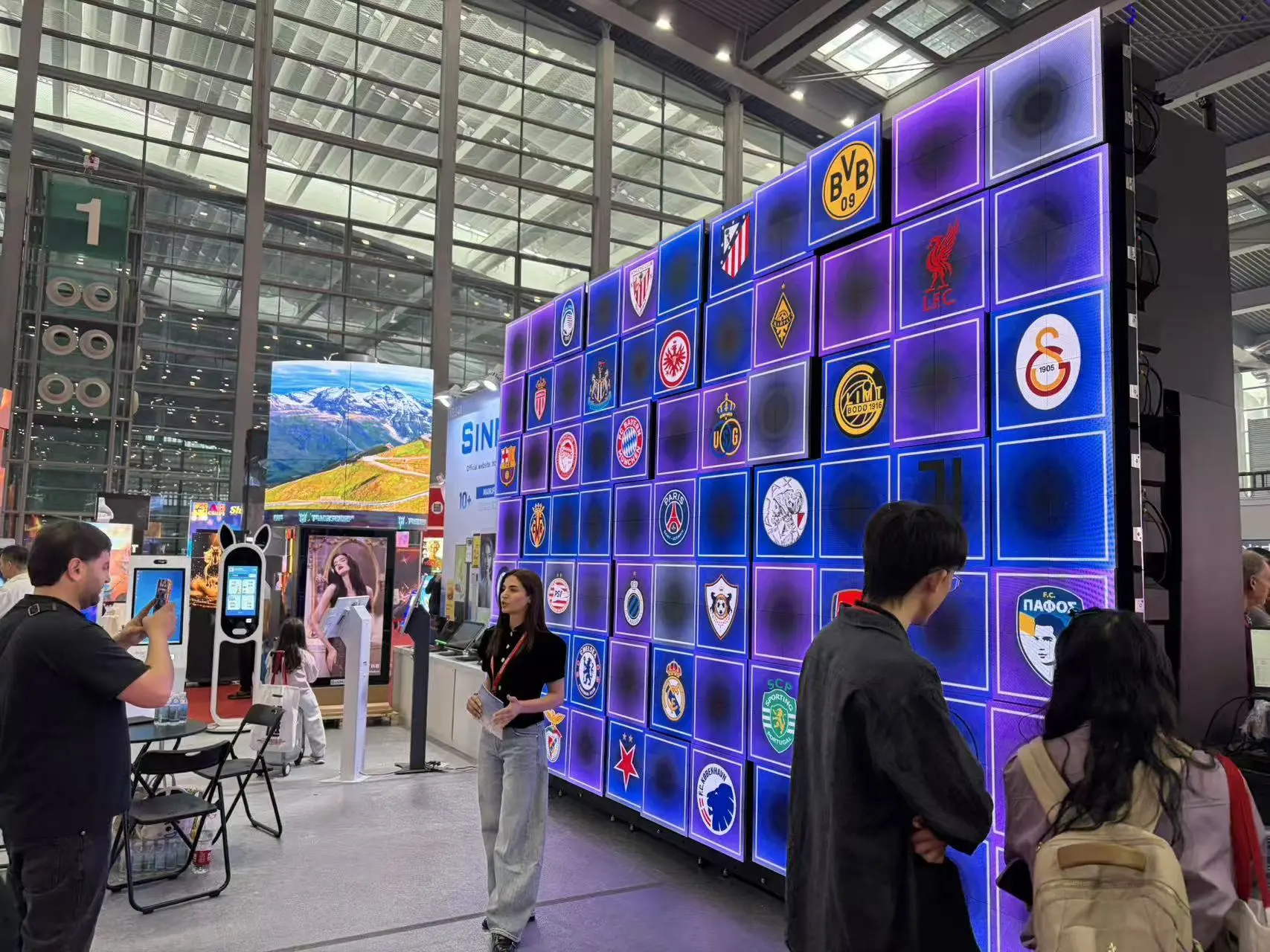 Shenzhen 2026 Preview: How Kinetic Screens Reshape "Physical 3D" Aesthetics