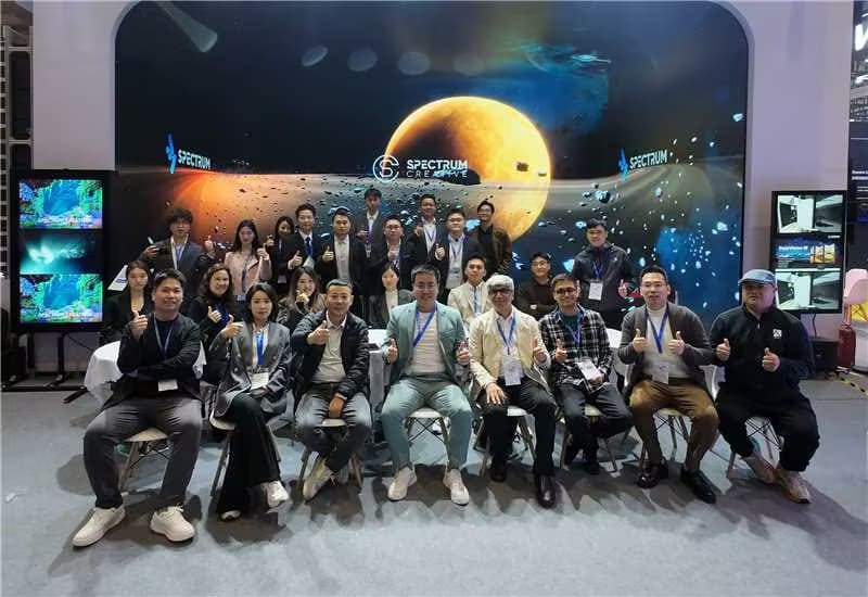 Spectrumdisplay employees posing for a group photo at Canton Fair booth (3D kinetic LED display background, click for latest news)